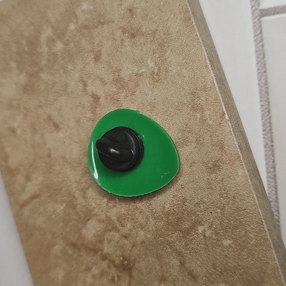 Green Alien Face Rubber Pin - Picture 3 of 3